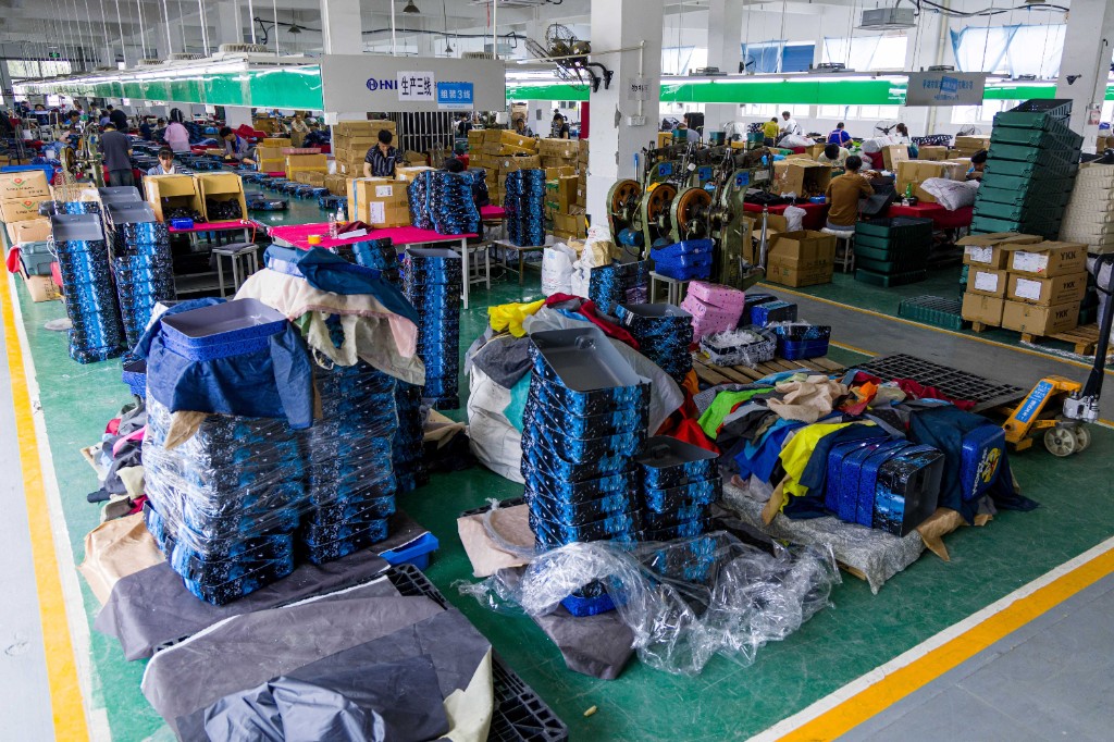 Da Sheng luggage assembly production line