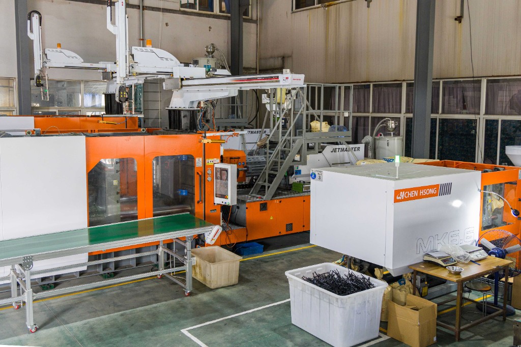 Chen Hsong injection molding for luggage components